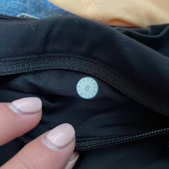 Lu lu lemon shorts - Picture 3 of 3